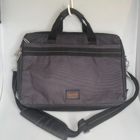 SOLO Laptop or Messengar Bag Black Nylon w/ Padded Sleeve for up to 16" Laptop - Picture 3 of 10